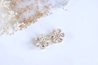 Handmade earrings made with Swarovski crystals | divuscreations 